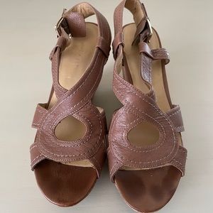 Nine West tan strapped clogs